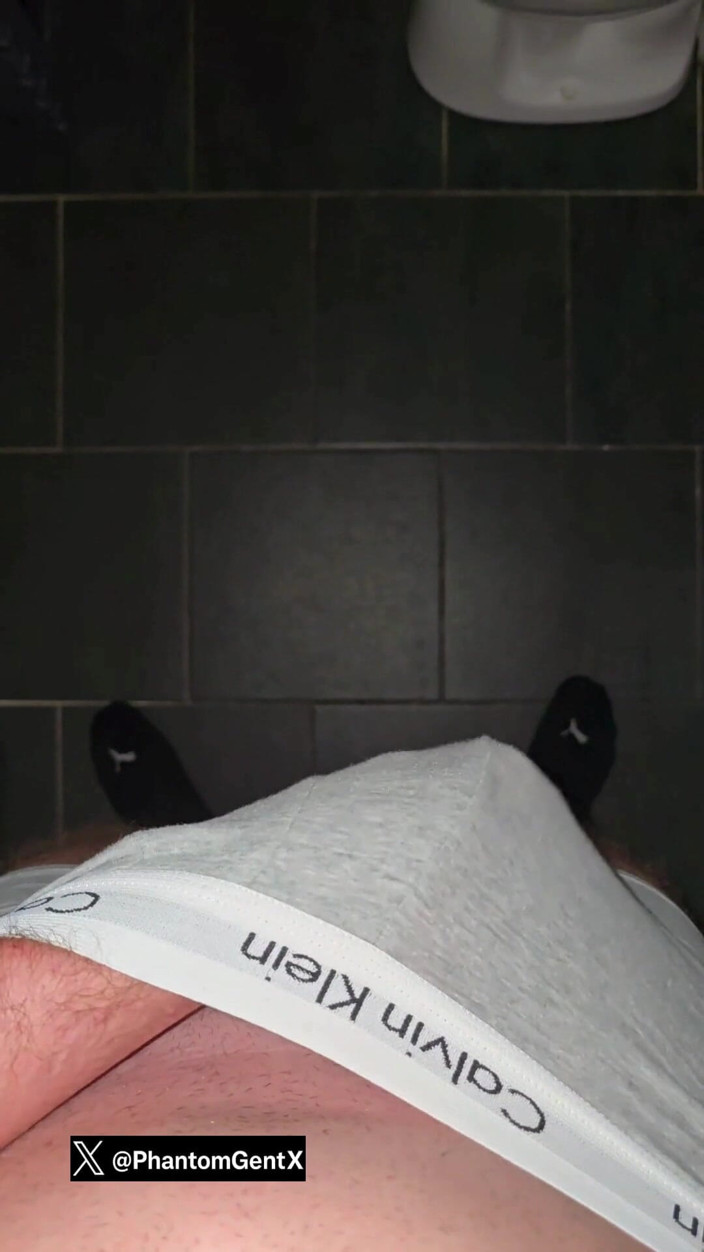 PhantomGentX: Dominante phantomGentX streichelt dicken schwanz mit provokantem Dirtytalk