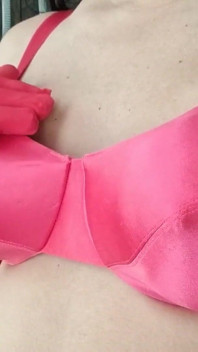 Sexy versus Sutien roșu din satin, Cupa C mângâind țâțele