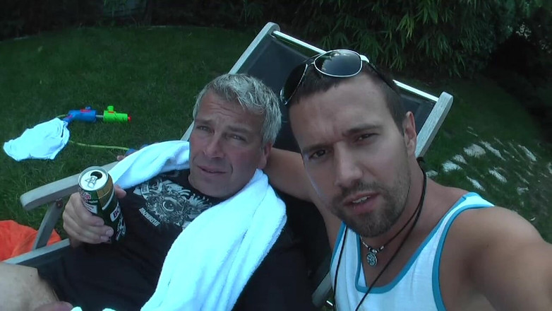 Gang Bang Germany: Amatérské polykání mrdky a gangbang orgie na mém dvorku s...