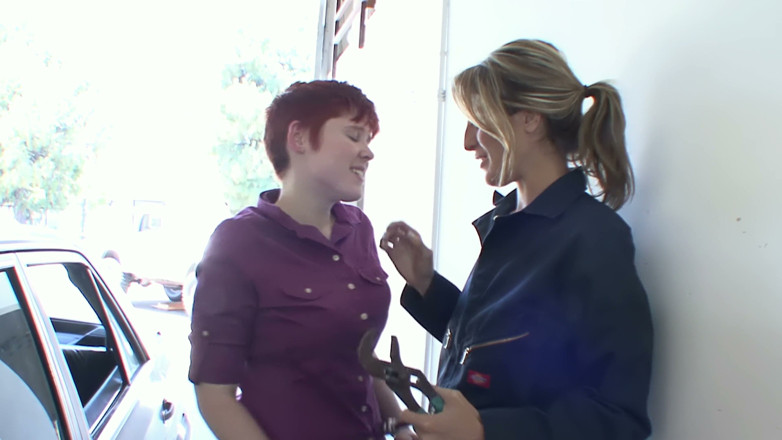 Lesbian Love Movies: Lesbianas Del Garaje En El Capó Del Coche - Pelirroja De...
