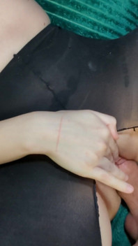 私の継母は破れたタイツで独身パーティーから来て、私とセックスしました-淫語