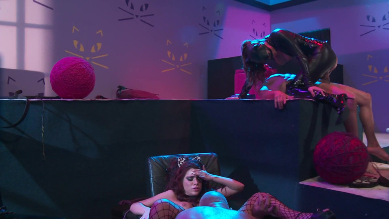 Hot Girlz: Catwoman geeft bendeheer een klap