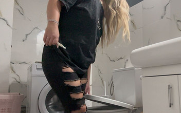 NipsAndStrips: Tandas blonde berpantat besar selepas makan tengah hari