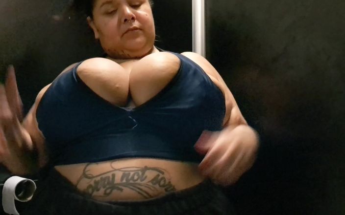 Mary Jhuana: Expunându-se după antrenament în baia de gimnastică