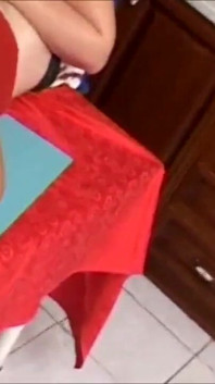 Fette typen ficken sich gegenseitig in der küche, während andere ruhen