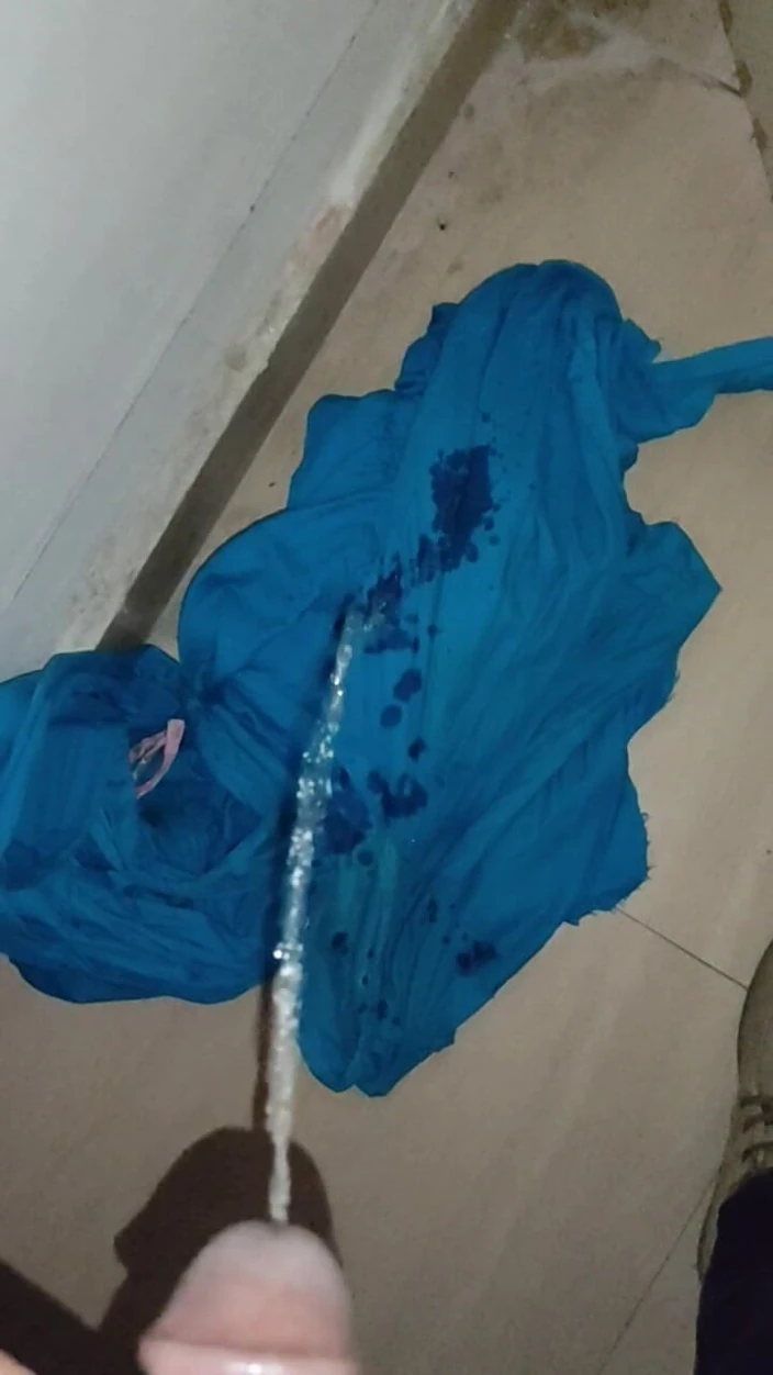 Satin And Silky: Paja de seda satinada porno - meando en traje de enfermera...