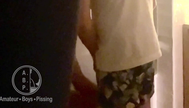 AmateurBoysPissing: 욕조에서 친구에게 오줌 싸기