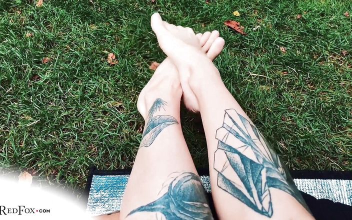 Ink Soul: Sexiga fötter utomhus på gräset - fotfetisch