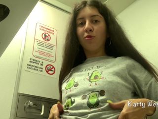 Katty West: Masturbación arriesgada en el baño de un avión Casi atrapado...