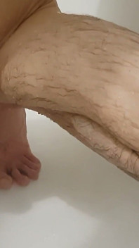 Je suce mon nouveau gros gode et j’essaye de le baiser !