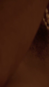 Bruneta păroasă scurtă sare pe pula tare a iubitului ei