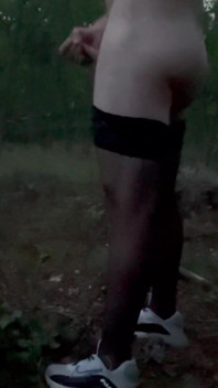 Náctiletý chlapec ukazuje tělo v lese, noční masturbace