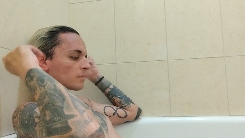 Vovxxx: Bathing in My Piss