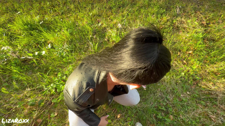 LizaRoxx: 숲속으로 나를 데려간 핫한 안정공... 위험한 흡연 딥쓰롯 POV