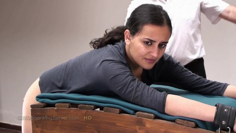 Spanking Server: Yasmeena met de zweep geslagen in de gevangenis