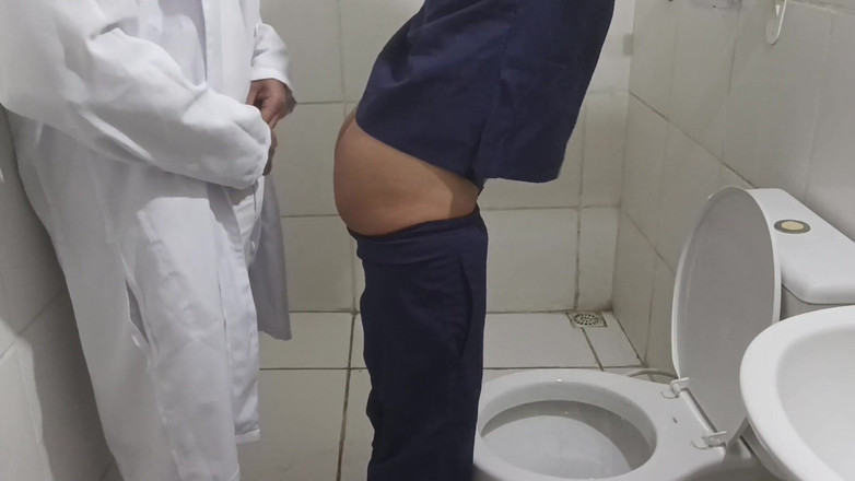 MiguellTrajano: डॉक्टर और नर्स ने अस्पताल के बाथरूम में सेक्स किया
