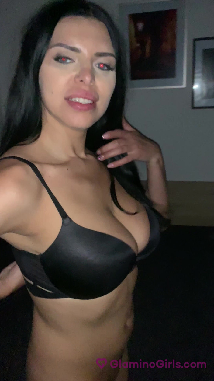 Glamino Girls: बड़े स्तनों वाली रानी को डॉगी स्टाइल पसंद है