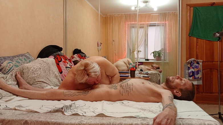 Zona901: Жена массажирует пенис и яйца, затем сосет хуй и получает полный рот горячей спермы