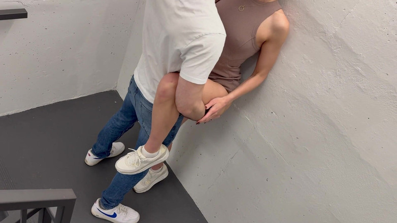 Serenity Cox: Dupla gozada interna durante sneaky stairwell hook up com 2 caras /...