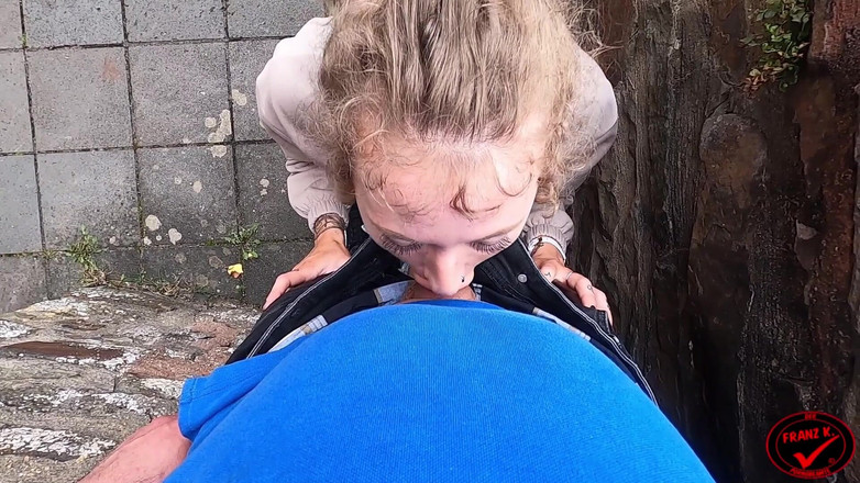 German Fuck Girls: Veřejné! Riskantní orální sex na výletě na hrad!