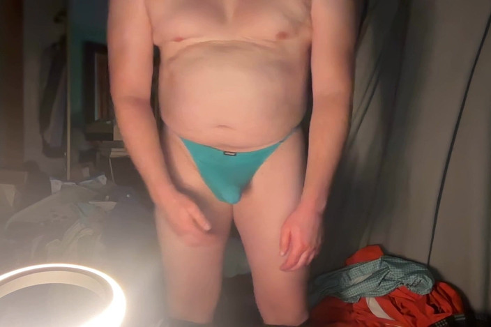 Smolboa: Tanga azul, bulto y erección provocan