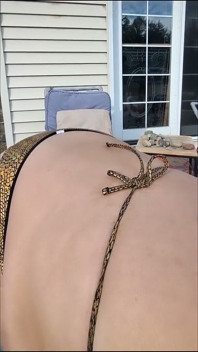 Relaxare afară în My Bikini. Pizda mea păroasă a început să se lingă, apoi am nevoie să mă masturbez