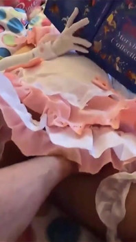 Cosplay Teen je zastrčena starým mužem a odmění ho sexem