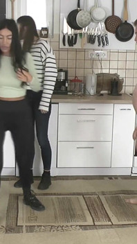 Tři krásné milenky trestají otroka