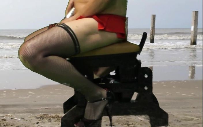 Mrs Samantha: Mme Samantha chevauche sa chaise de baise d’amour à planeur à la...