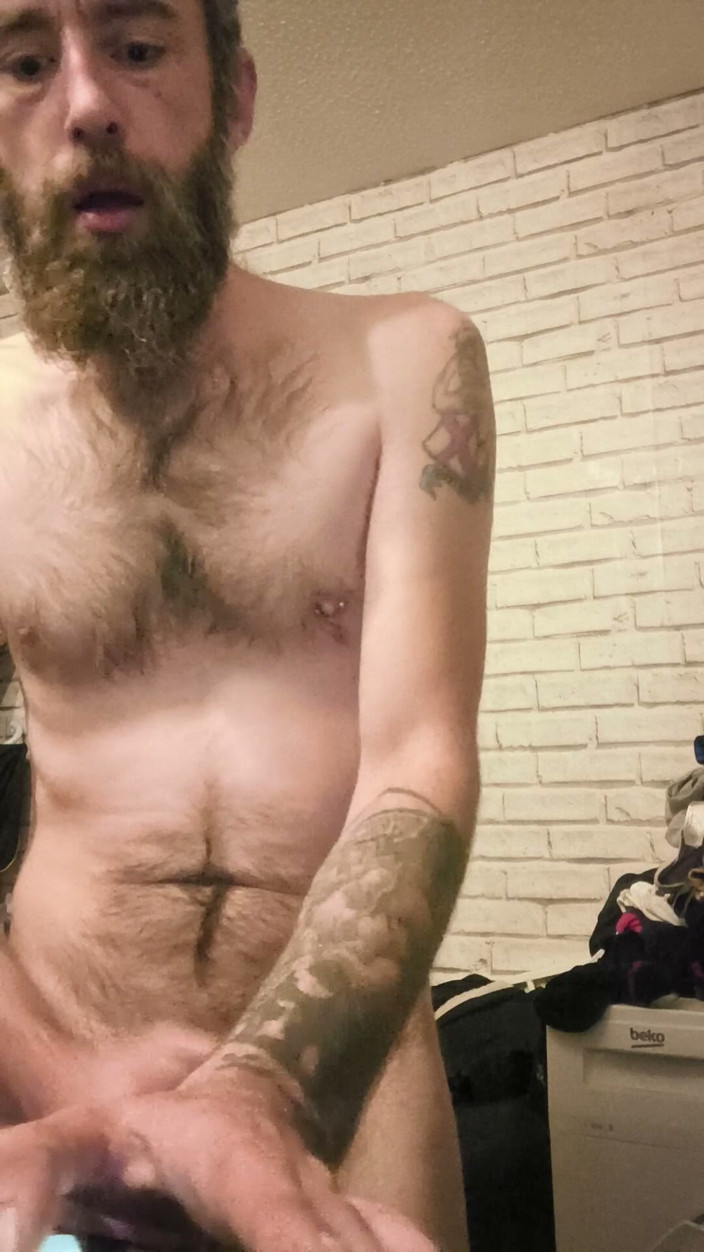 Smoking stoker: Grande pau duro masturbando e fumando