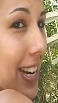 Schlampiger blowjob führt zu intensiver muschi-finger-nahaufnahme
