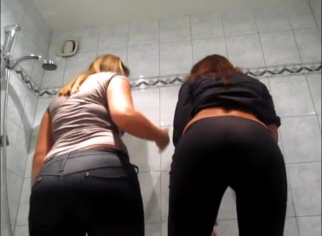 Femdom Austria: Pantat twerking dalam tab mandi