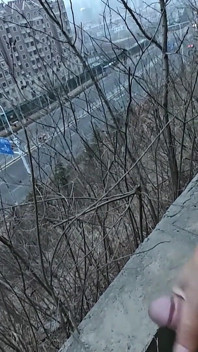 Nahý gay masturbuje venku