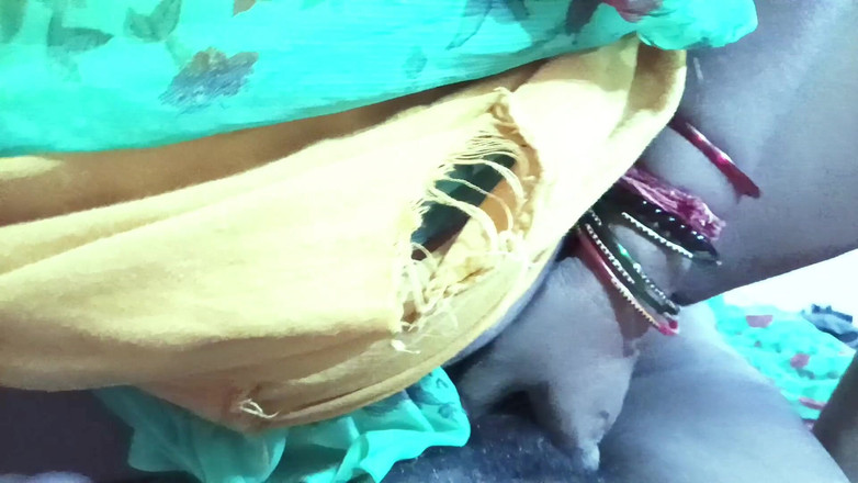 Priyabhabhi2011: Гаряча індійська дівчина дезі зведена сестра стригає в спальні