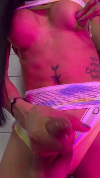 Ladyboy Amre, arte tatuada com bolas enormes e pênis preso