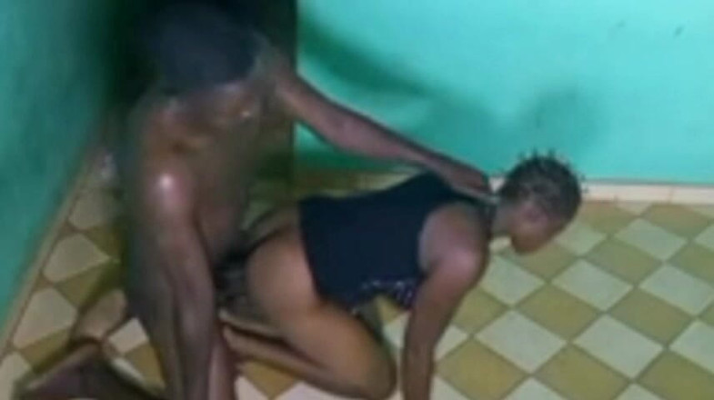 Pornsexlive: Cô ấy thích hương vị của con cặc đen của tôi