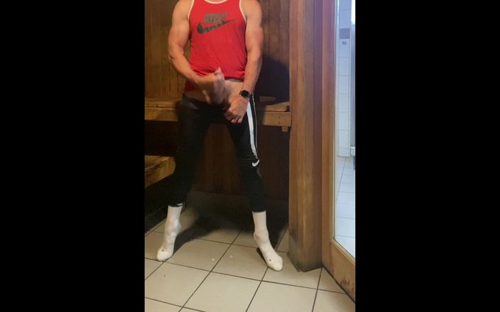 JockDad87: Dilf Jockdad87 lại bị trong phòng tắm hơi!