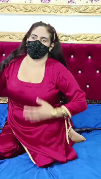 Wanita Punjabi Pakistan yang cantik dengan buah dada besar menunggang dildo besar