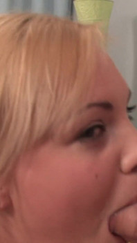 Ivona è una bionda succhiacazzi che adora avere un uomo più anziano che le insegna come scopare