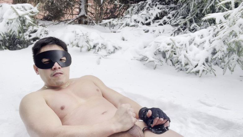 barenakedboy: Frozen Heat: Nahá ve sněhu s masivním povrchem