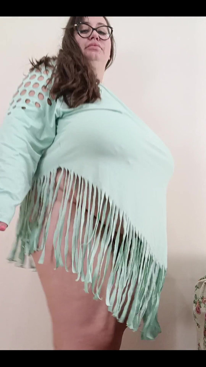 Nina Doll: Femeie mare și țâțoasă solo