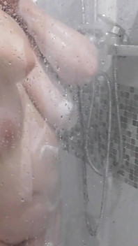 Une demi-sœur à forte poitrine sous la douche se branle.