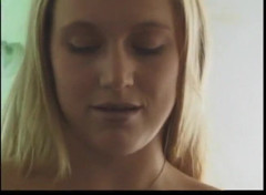 Gag Hoes: Chica rubia natural se la follan en la piscina después...