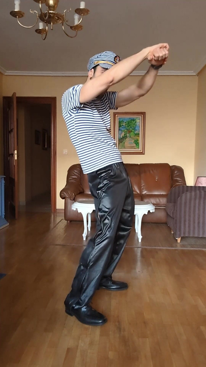 Zeus Ray: 나는 군사 드레스를 입고 Streeptease를 만든다