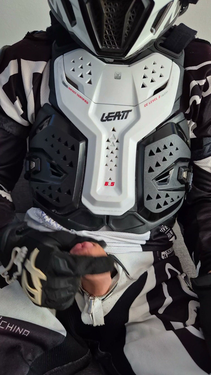 Sneakersmax98: Motocyklista v gearu stříká na sebe