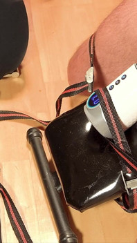 Orgazm sonrası işkence için yarak sağım makinesine bağlı orgazm makinelerini göndermek için yalnız kaldı