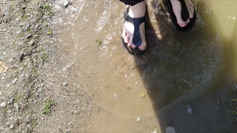 Footfetish: กลางแจ้งในชุดคาฟตันสีดําและเท้าเปล่าในรองเท้า Birkenstocks สีดํา