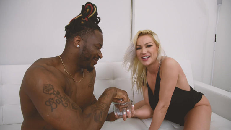 Cherry Kiss: Schmutzige blonde schlampe genießt es, lustige sexspiele mit ihrem BBC-freund...