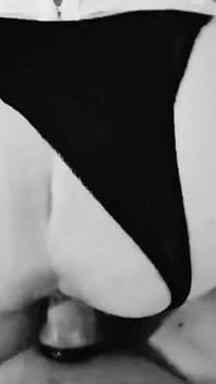 후배위 스타일로 키스하고 끈으로 즐기세요