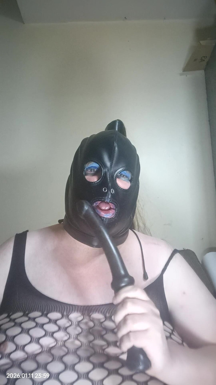 Stephanie-Nicole-TV: Gordinha tv chupa vibrador e dá um tapa nas bochechas...